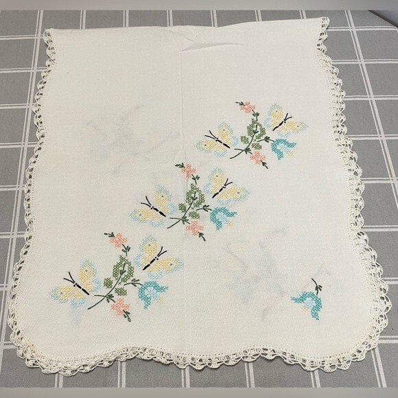 Vintage table runner hand embroidered butterflies and chrochet trimmed linen - Picture 2 of 8